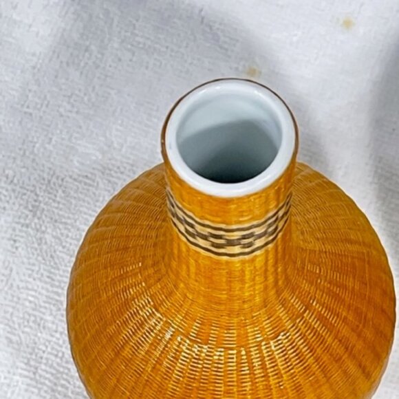 Two Vintage Chinese blanc de chine porcelain bud vases with fine basket overlay - Picture 4 of 9